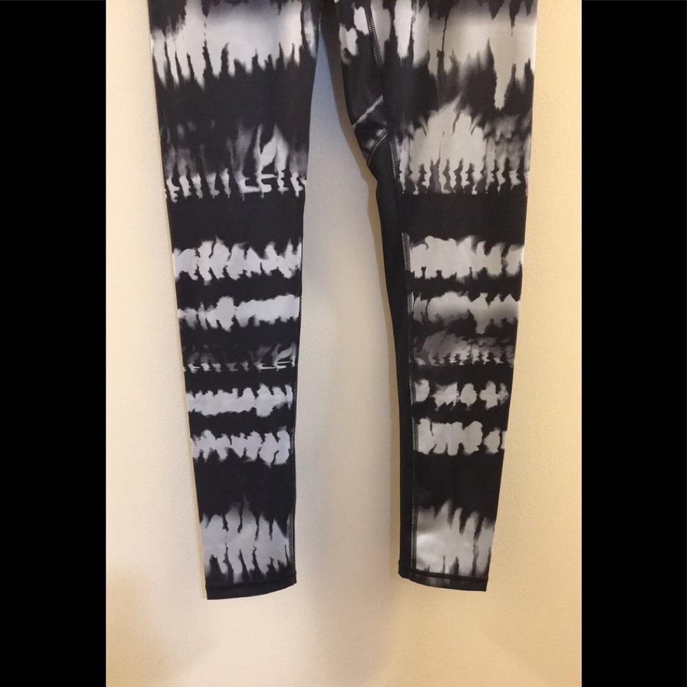 lucy Studio Hatha Black and White Tie-Dye Leggings ah. - Picture 5 of 11